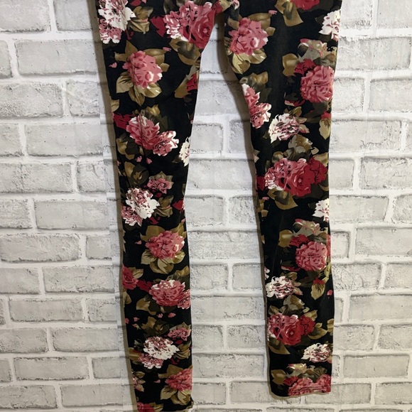 Suzy Shier Floral Women leggings - Black and Red, large - Picture 8 of 8